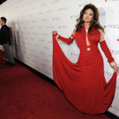 La Toya Jackson in roter Robe am Red Carpet