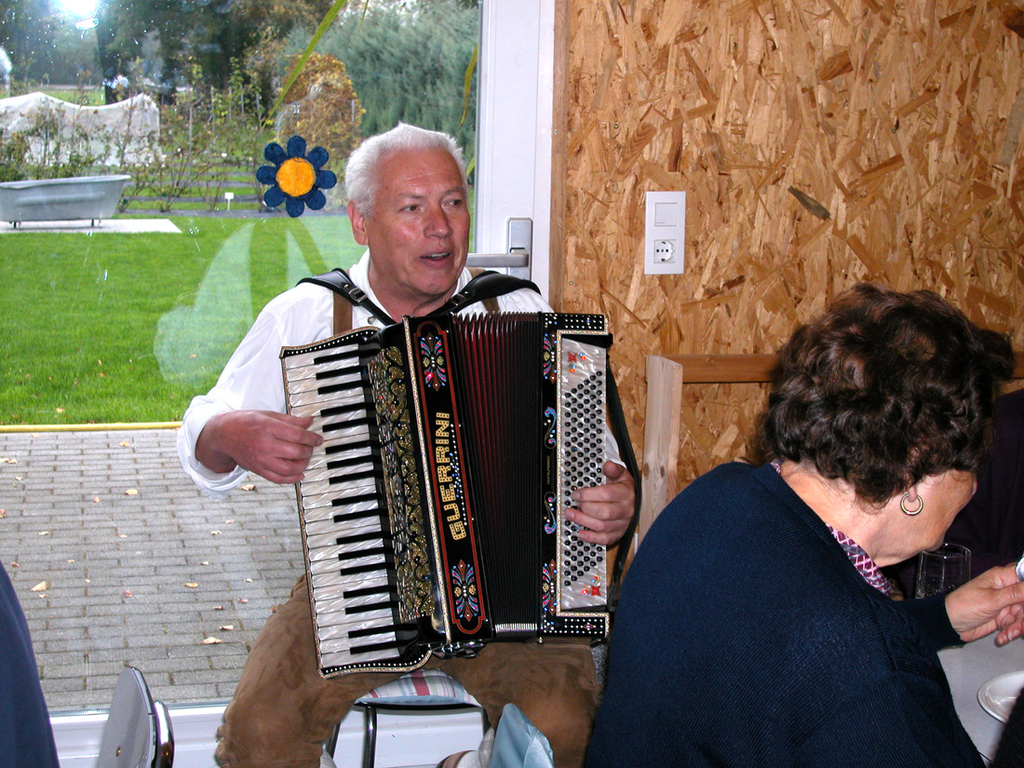 Der Sepp spielt und singt f__r uns__JPG-1287522974