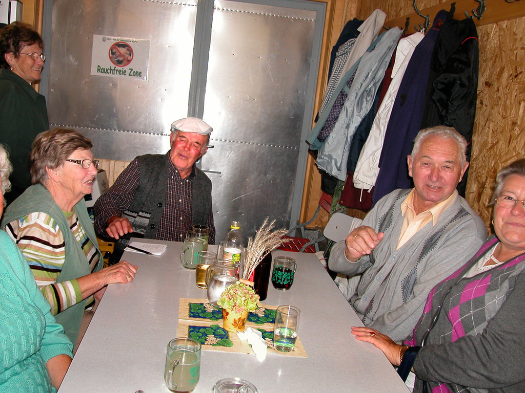 Die Stimmung scheint gut und das Lokal schief zu werden_JPG-1287523312