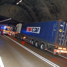 Pfändertunnel: Lkw kracht in Pkw