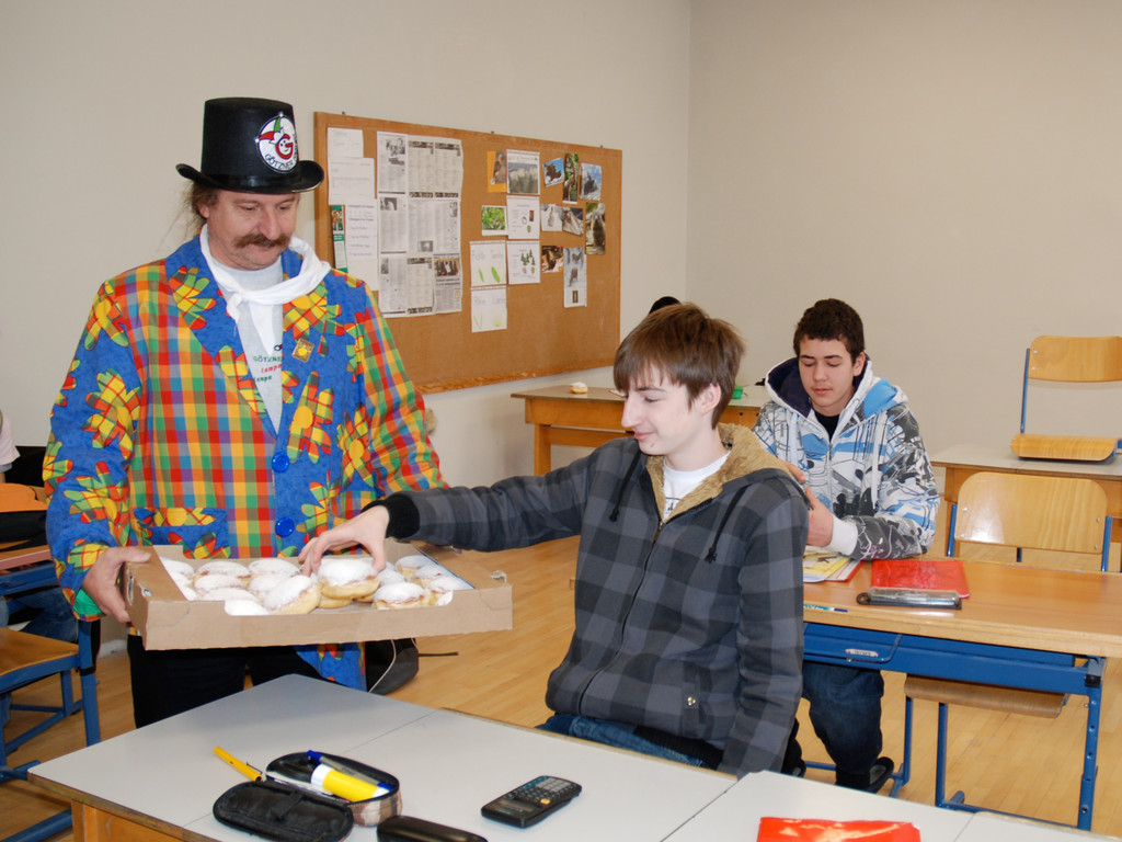 09 G__tzner Fasnat - Krapfenaktion in den Schulen_jpg-1288175610