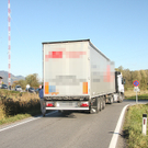Sattelschlepper verirrt sich auf Senderstraße 