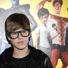 Justin Bieber macht auf erwachsen (trägt Nerd-Brille)
