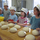 Käferlekinder besuchen die Bäckerei Stuchly in Gais