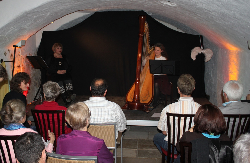 Kunstkeller Harfe und Gesang 03-11-2010 _13__jpg-1289166988