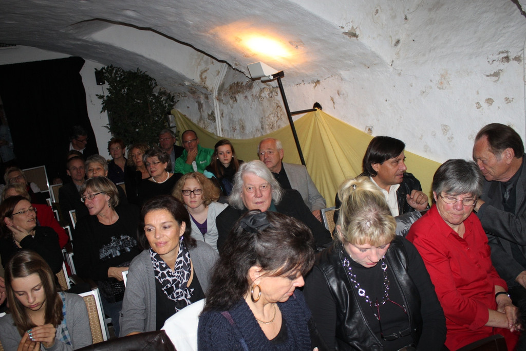 Kunstkeller Harfe und Gesang 03-11-2010 _10__jpg-1289166948