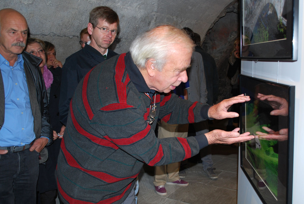 angeregte diskussionen bei der ausstellung_jpg-1289376140