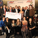 Gruppenbild-mit-Scheck.jpg