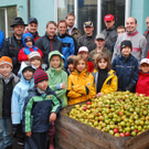 Aktion-Mosten_Mit dem Obst vor dem Pressen_jpg-1290413928