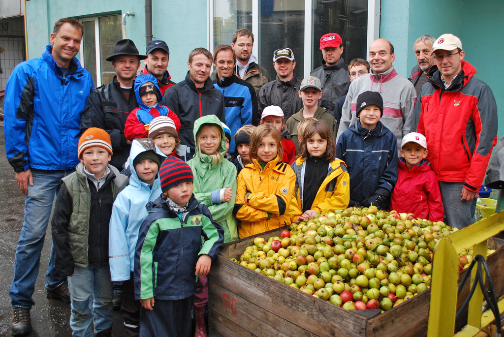 Aktion-Mosten_Mit dem Obst vor dem Pressen_jpg-1290413928
