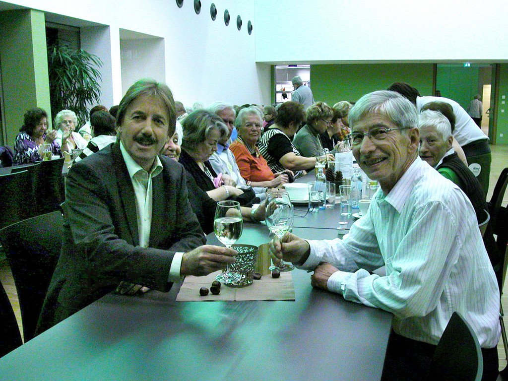 B__rgermeister Maierhofer und Obmann Schellhorn_ freuen sich der vielen Besucher.JPG