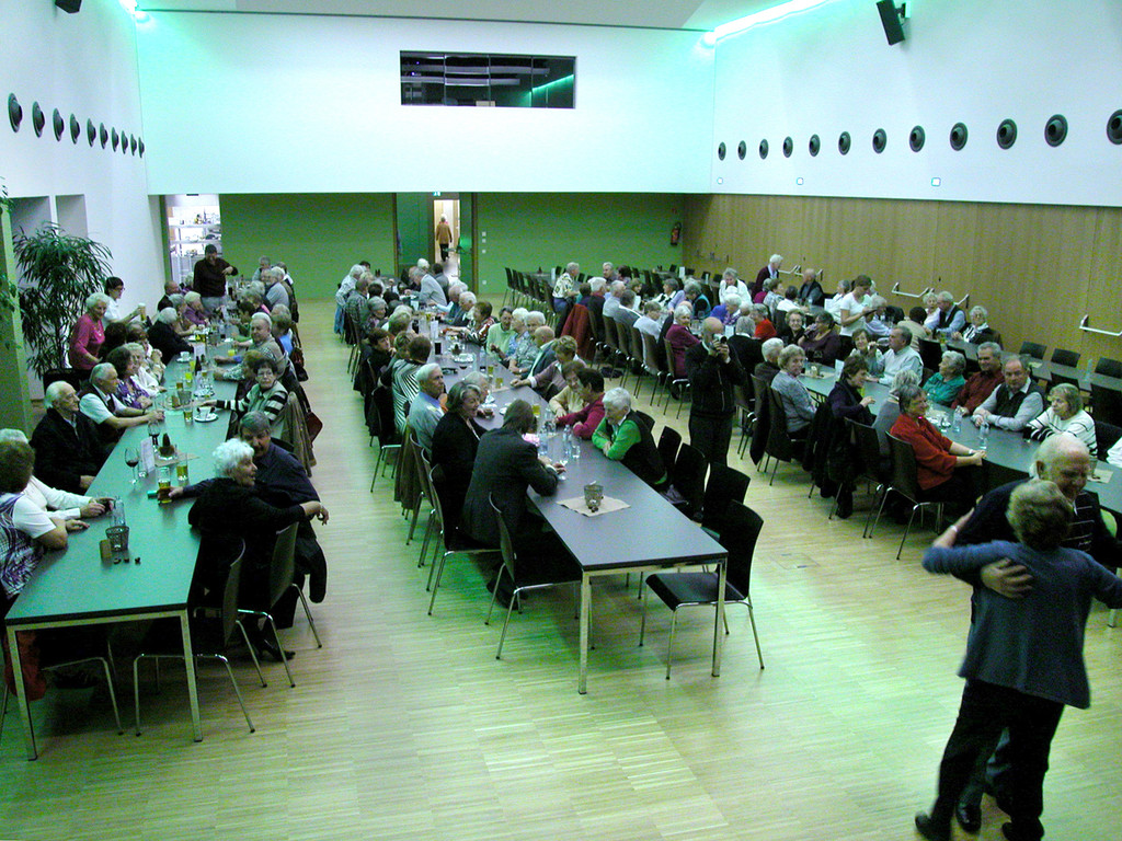 Der voll besetzte Saal.JPG