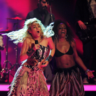 Shakira rockt die Bühne