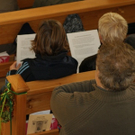 Menschen in Kirche.JPG