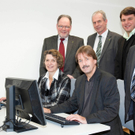 Bürgermeister drücken digitale Schulbank