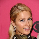 Paris Hilton geht zur Victorias Secret Fashion (steht am roten Teppich)