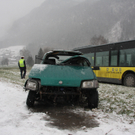 Bus kollidiert mit Mopedauto