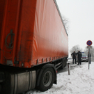 Lkw kam von Straße ab