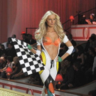 Karolina Kurkova leicht bekleidet auf dem Laufsteg