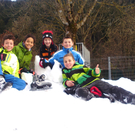 Vor dem Eislaufplatz_ beim Skaterplatz werden Schneeh__gel gebaut_JPG-1291377303