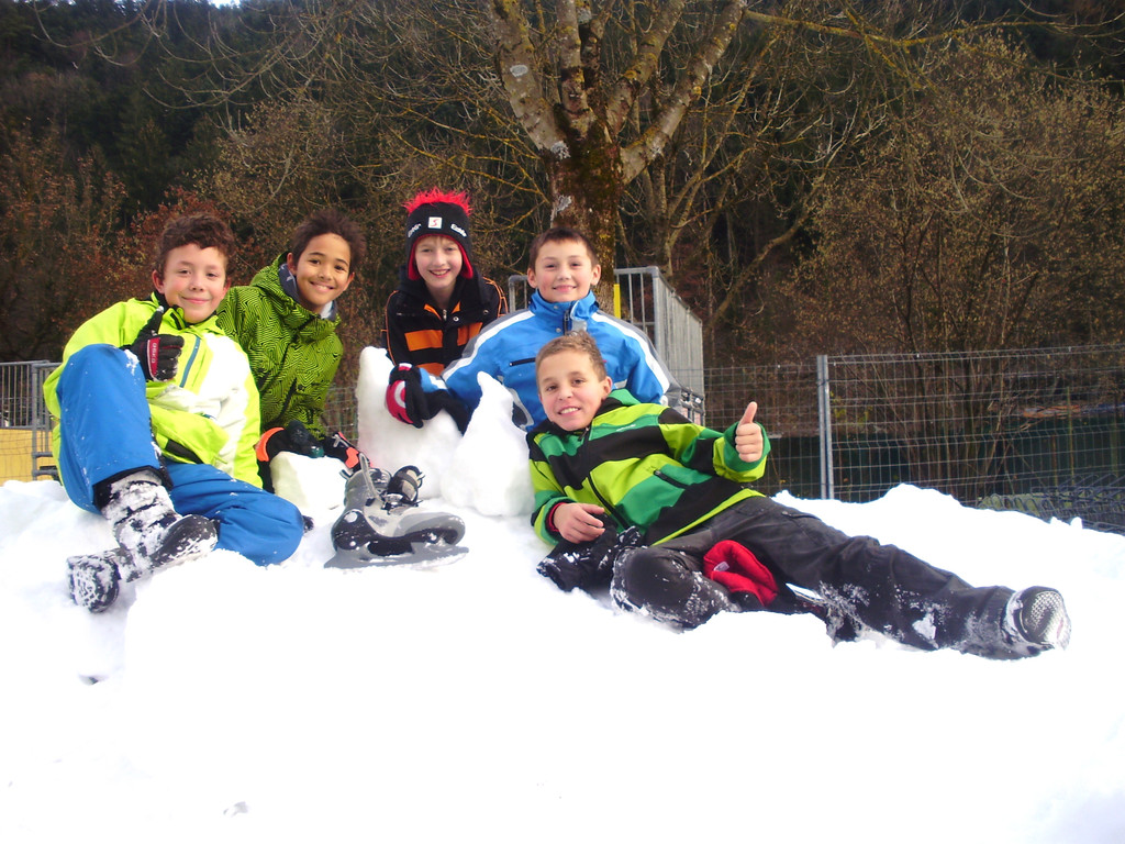 Vor dem Eislaufplatz_ beim Skaterplatz werden Schneeh__gel gebaut_JPG-1291377303