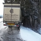 Bilder: Lkw kollidiert mit Baum