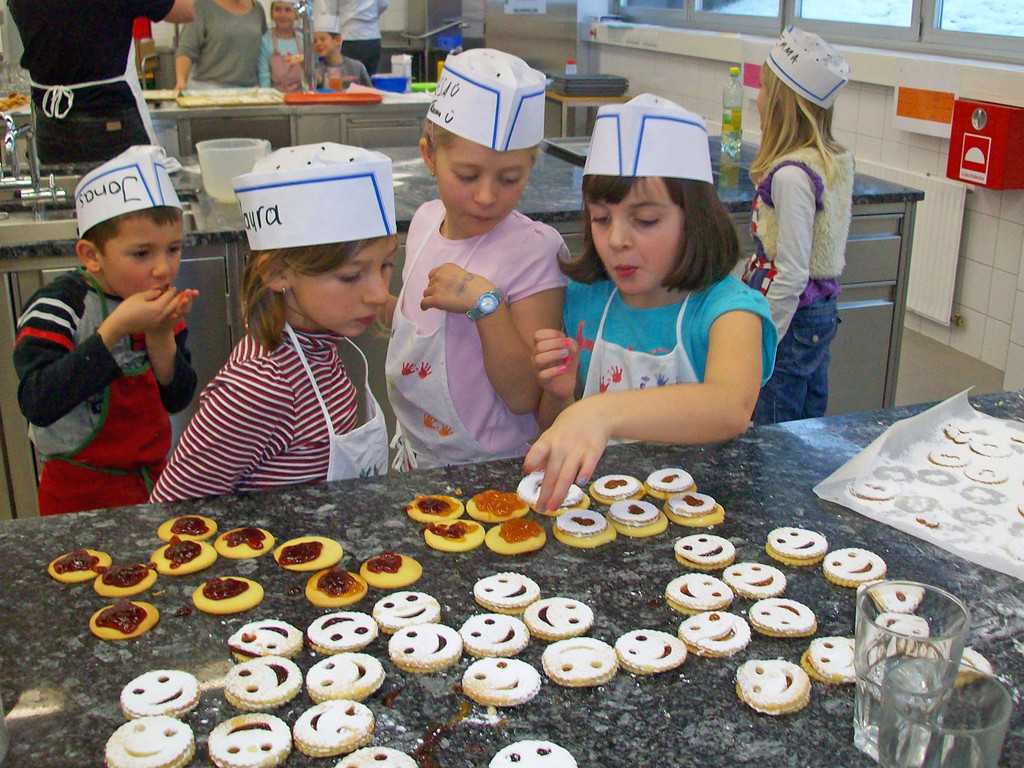 Die Kinder in Aktion beim Backen_jpg-1292320604
