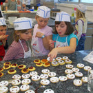 Die Kinder in Aktion beim Backen