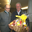 Egon überreichte Siegfried einen Geschenkskorb