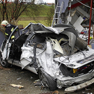 35_ Pkw in Hausmauer Unfall forderte drei junge Todesopfer Nov APA.jpg
