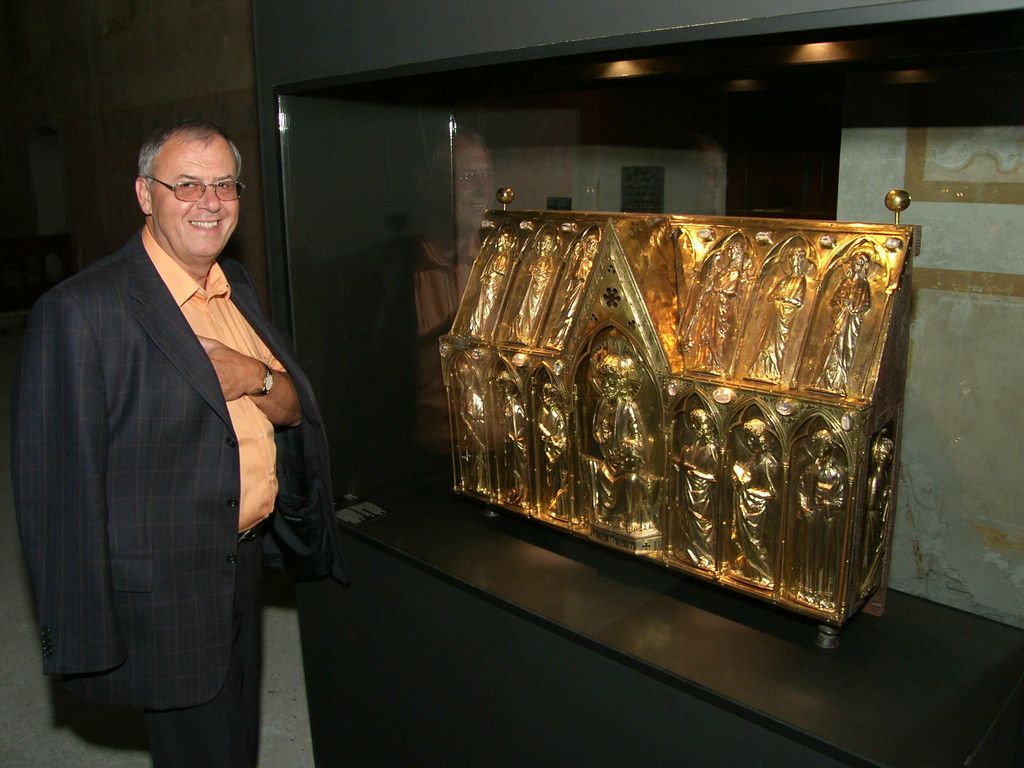 Gold_Reliquienschrein 1a_JPG-1293608616