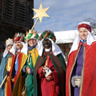 Sternsinger ziehen von Haus zu Haus