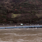 Gekenterter Tanker im Rhein