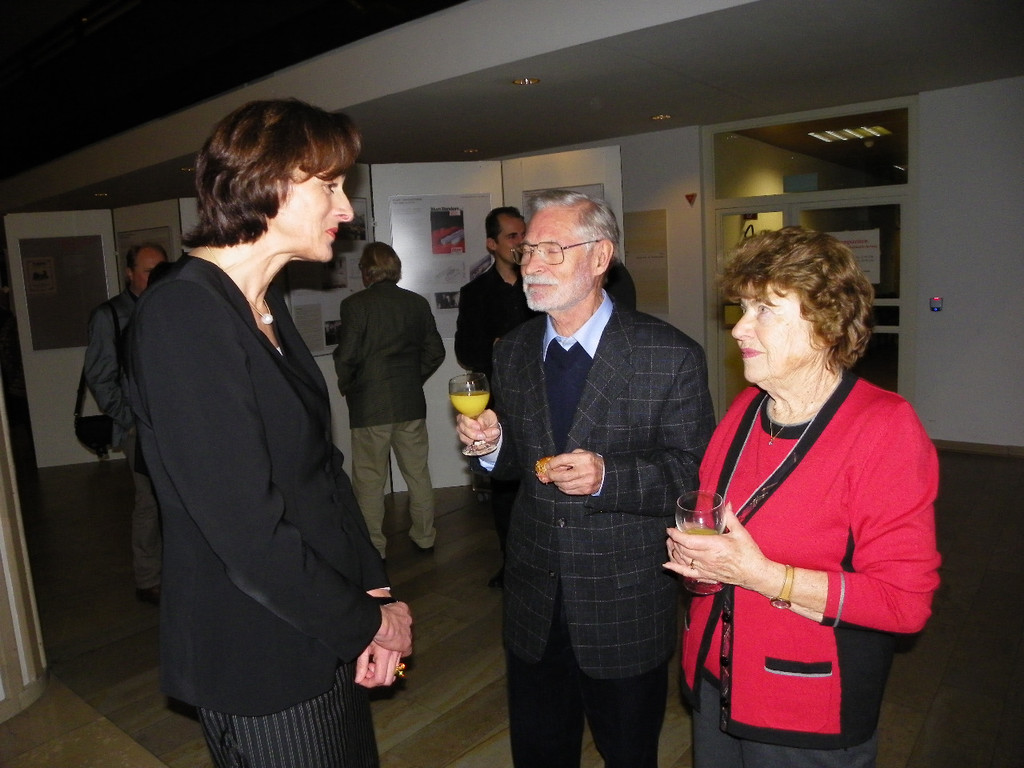 108_7009_jpg-1295133759