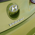 Hyundai-Veloster-Heckklappe-Logo-f900x600-F4F4F2-C-ce6e7f-443411.jpg