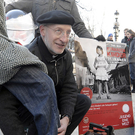 Weihbischof Scharl putzt Schuhe