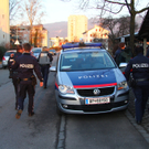 Mann mit Schusswaffe unterwegs