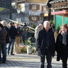 Besucher beim Markt 1.JPG
