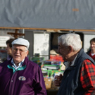 Besucher beim Markt 2.JPG