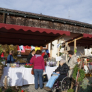 Besucher beim Markt 3.JPG
