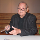Gerold Hirn beim Signieren-1.JPG