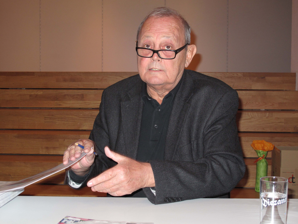 Gerold Hirn beim Signieren-1.JPG