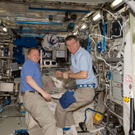 Discovery-Astronauten: ISS-Außeneinsatz im Weltraum geglückt