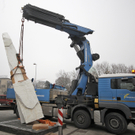 Skulptur "Gigant" vor Musikverein abtransportiert