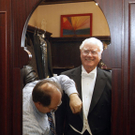 Larry Hagman bei der Frack Anprobe