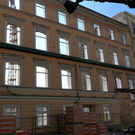 Die Gebäudefassade in der Harrachstraße 