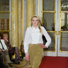 Natalia Niki in zimtfarbener Sarouel-Hose aus Seide.jpg