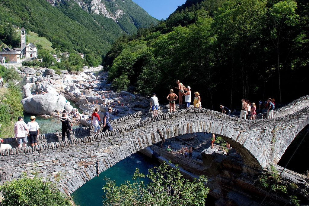 versacatal04_jpg-1300637954