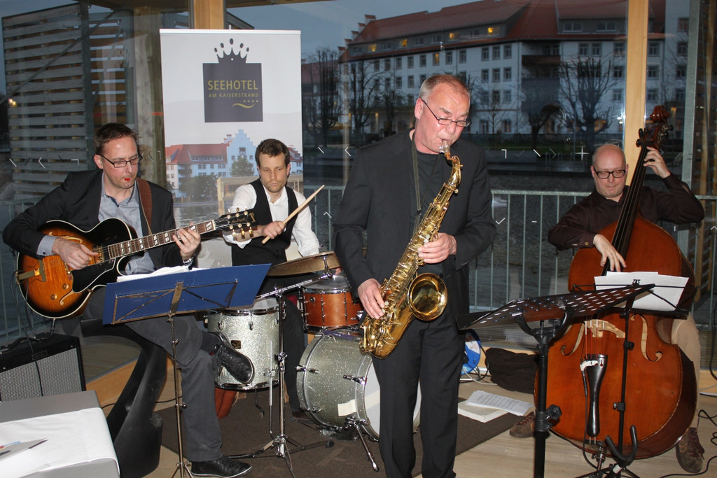 JOY Jazz _25__jpg-1301674023