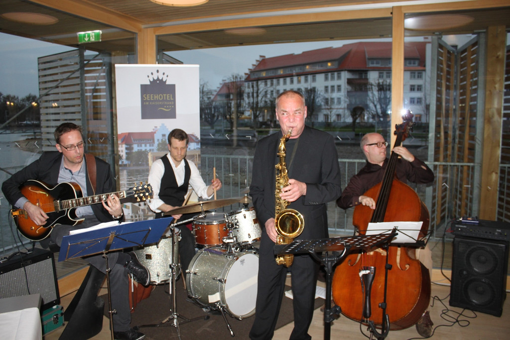 JOY Jazz _14__jpg-1301673866